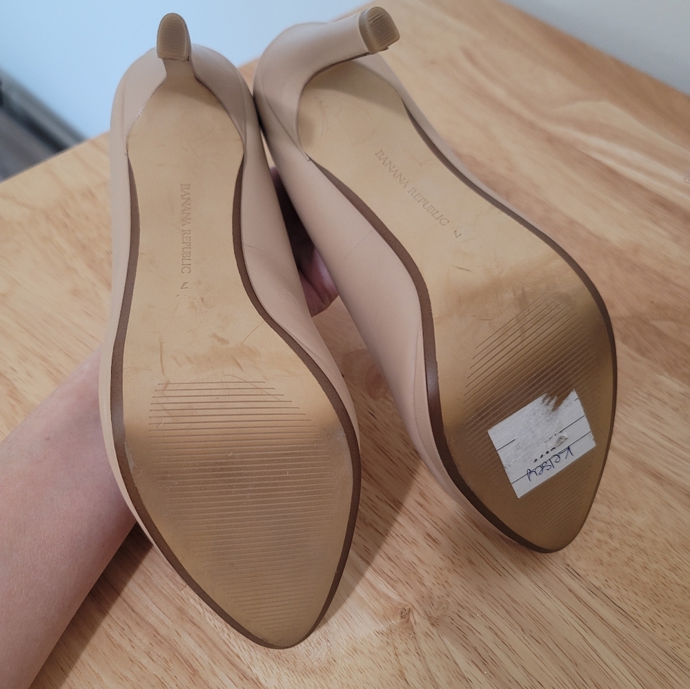 Bannana Republic Cream Stilettos size 7. With a 4 inch heel. Very crisp. - Picture 8 of 17